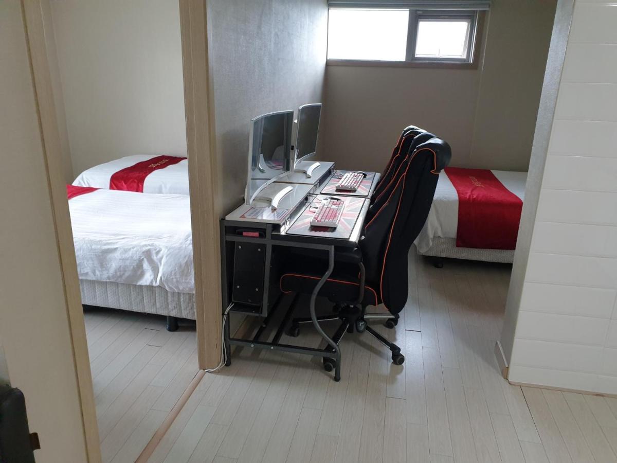 Joy Hotel Jeju Buitenkant foto