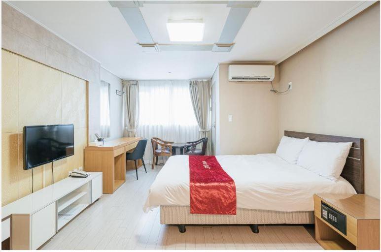 Joy Hotel Jeju Buitenkant foto