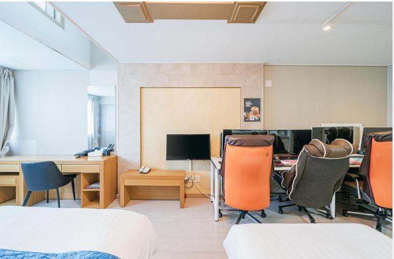 Joy Hotel Jeju Buitenkant foto