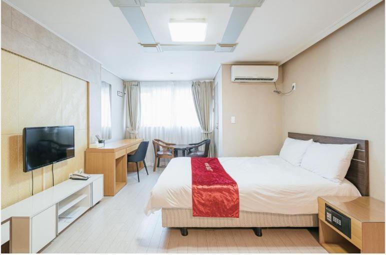 Joy Hotel Jeju Buitenkant foto