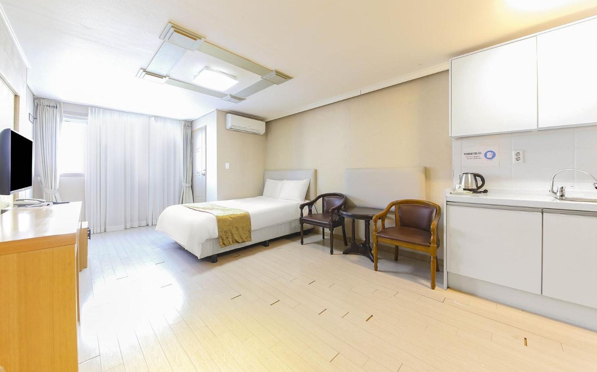 Joy Hotel Jeju Buitenkant foto